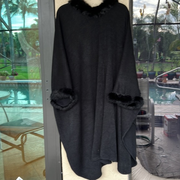 Beautiful new long jacket with fur faux trim - Picture 7 of 9